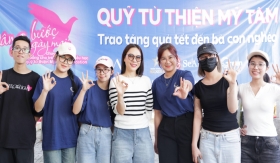 Mỹ Tâm cùng gia đình và người hâm mộ trao gửi 1.000 phần quà Tết ấm áp tại quê nhà