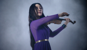 Nghệ sĩ violin Jmi Ko trình diễn ca khúc Giáng sinh kinh điển