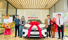 Tặng bố mẹ xe ô tô 500 triệu, con gái may mắn bấm biển số hiếm có 1-0-2: Ai cũng tranh nhau ra giá sốc!