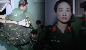 Nhã Phương và Thiên Ân khăn gói đội mưa rời đơn vị 'Sao nhập ngũ' lúc nửa đêm, netizen tự hỏi: Chuyện gì đây?