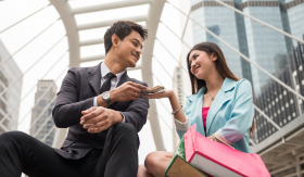 Nghiên cứu cho thấy phụ nữ đang có thu nhập cao hơn hoặc bằng chồng, dần làm trụ cột gia đình