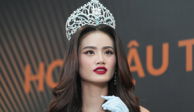 Đại diện truyền thông của hoa hậu Ý Nhi phủ nhận thông tin 'gia đình muốn trả vương miện'