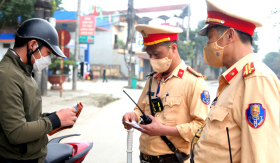 Khi bị cảnh sát giao thông yêu cầu dừng xe, người dân nên làm thế nào?