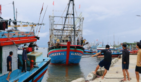 Nhiều tỉnh miền Trung cấm biển, gọi tàu thuyền ngoài khơi vào bờ trước diễn biến của áp thấp nhiệt đới