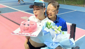 Phương Oanh đón sinh nhật cùng Shark Bình trên sân pickleball, netizen chỉ chú ý tới 'bàn tay hư'