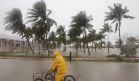 Siêu bão Milton 'quay đầu' tăng mạnh, người dân 'nín thở' chờ đợi bão vào đất liền