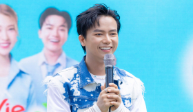 Bùi Công Nam khoe giao diện 'tươi mát' ở sự kiện mới giữa lúc 'chạy show' liên tục