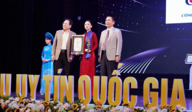 Nữ doanh nhân Vũ Phương Thúy đại diện ChitPi Diamond nhận Cúp Thương hiệu Uy tín Quốc gia 2024