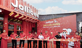 Kay Trần checkin tại buổi khai trương cửa hàng thứ 200 của Jollibee Việt Nam