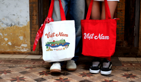 Khi thời trang trở thành “tuyên ngôn” yêu nước