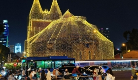 Vivo V60 Lite: Ghi lại trọn vẹn không khí Giáng sinh TPHCM qua từng khung hình