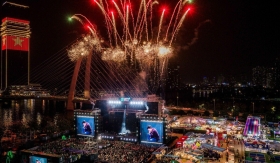 Đón Countdown kiểu “đa trải nghiệm”: Giới trẻ xếp hàng dài tại Công viên Bờ sông Sài Gòn