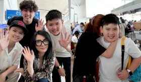 Vợ mới của Bằng Kiều khóc nức nở khi vợ cũ và các con của chồng về nước