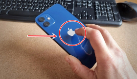 Người dùng iPhone lâu cũng chưa biết tính năng của logo quả táo sau điện thoại, bấm vào sẽ thấy điều 'kỳ diệu'?