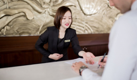 Thuê phòng khách sạn, nói với lễ tân đúng 3 câu này để hưởng nhiều lợi nhất, không lo phí tiền