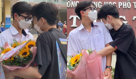 Cặp đôi đam mỹ phát “cẩu lương” trước cổng trường ngay sau kì thi THPT khiến CĐM “phát sốt” vì độ đáng yêu vô đối