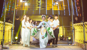 Cận cảnh chiếc áo dài kỷ lục Guinness Việt Nam của NTK Phương Hồ