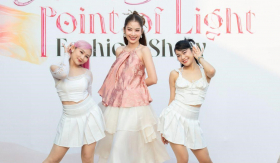 Nam Anh hát ca khúc “Gái Nhà Lành' mở màn show thời trang