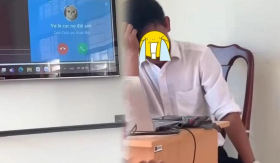 Thầy giáo đang chăm chú dạy học bỗng nhận được cuộc gọi, học sinh cũng phải 'ngượng giùm' thầy luôn!