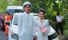 Cô dâu miền Tây bị ong đốt trước giờ rước dâu, có ngay bộ ảnh cưới để đời
