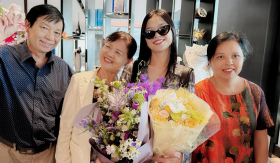 Bố mẹ và chị gái sang Trung Quốc ủng hộ Suni Hạ Linh thi chung kết Đạp gió