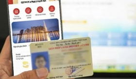 Bị giữ giấy phép lái xe trên VNeID có được dùng bản cứng tham gia giao thông?