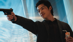 Sức hút của Hứa Quang Hán khi làm sát thủ có nụ cười thiên thần trong No Way Out: The Roulette