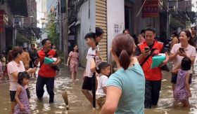 Chàng shipper vừa xuất hiện, bà hàng xóm đã chấm 10 điểm vì hành động có tâm