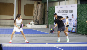 Á hậu Hồng Hạnh đánh pickleball cùng thần đồng Quang Dương