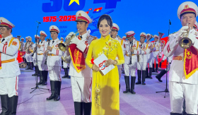 MC Phương Thảo vỡ òa cảm xúc khi góp giọng trong chương trình nghệ thuật “Rạng rỡ non sông Việt Nam”