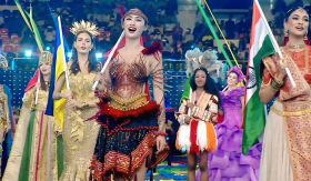 Hoa hậu Ý Nhi tự hào giới thiệu Việt Nam tại khai mạc Miss World