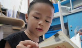 Sửng sốt với cậu bé 4 tuổi rưỡi 'nói tiếng Anh như gió', trí nhớ cực đỉnh