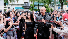 Anh Tài Phan Đinh Tùng sánh đôi cùng bà xã tái xuất sau phẫu thuật tai tại buổi ra mắt phim tài liệu 'Mưa Lửa'