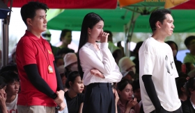 Bạch Công Khanh và Phương Anh lăn xả hết mình, ướt sũng người vì hai bạn nhỏ mồ côi cha, sống xa mẹ