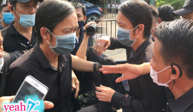 NSUT Hoài Linh chính thức xuất hiện sau nhiều ngày lo liệu cho tang lễ cố nghệ sĩ Chí Tài, chật vật thoát khỏi đám đông