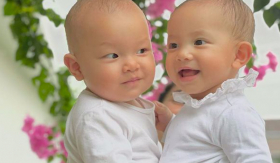 Cặp song sinh Leon Lisa của Hồ Ngọc Hà và Kim Lý tròn 10 tháng tuổi, như 'bản sao' hoàn hảo của bố mẹ