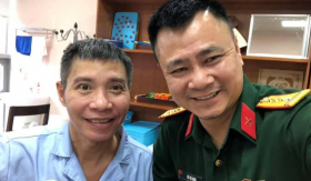 NSND Tự Long đến thăm 'cô Đẩu' Công Lý, khán giả mong sớm gặp hai nghệ sĩ trên sân khấu 'Táo Quân'