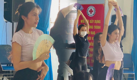 Ca sĩ Thuỷ Tiên trở lại với hoạt động biểu diễn sau bê bối từ thiện, khoe eo thon phủ nhận tin đồn mang thai