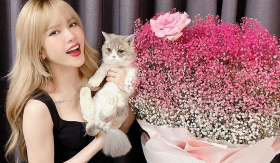 Giữa lúc Sơn Tùng M-TP và Hải Tú 'dắt nhau' lên tạp chí, Thiều Bảo Trâm rạng rỡ khoe bó hoa lớn 'ai đó' tặng