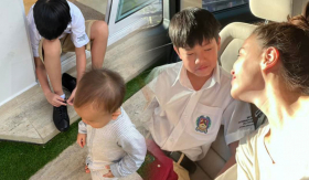 Hồ Ngọc Hà và Cường Đôla cùng đưa con trai Subeo đến trường ngày đầu sau dịch