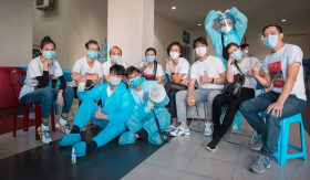 BTC Hoa Hậu Trái Đất Việt Nam trao tặng 2000 bộ đồ bảo hộ y tế cho các bệnh viện, thông báo lùi thời điểm tuyển sinh
