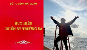 Nguyễn Trần Trung Quân được trao tặng Huy hiệu Chiến sĩ Trường Sa