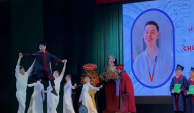 Khoảnh khắc “ô dề” khi leader đội múa tốt nghiệp, sương sương cả vũ đoàn kéo theo chúc mừng