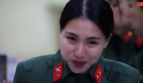 Lần đầu đi xa không liên lạc với bé Bo, Hoà Minzy bật khóc trong bữa cơm vì nhớ con trai