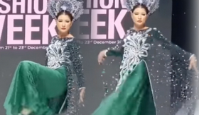 Trang Trần và màn catwalk như 'gà mắc tóc' giữa sàn runway, cựu người mẫu xử lý sự cố thế nào?