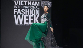 Trang Trần nói về màn catwalk 'mắc lưới': Tôi như chồi non hồi sinh sau dịch bệnh, nếu ngồi xuống gỡ lưới là gục ngã!