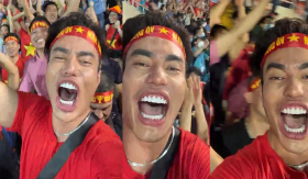 Cười ngất vì chiếc miệng size XXL của Lê Dương Bảo Lâm phát huy tác dụng khi đi cổ vũ bóng đá