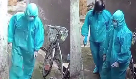 Khoảnh khắc chiến sĩ áo xanh làm nhiệm vụ không quên 'chọc chó' khiến dân mạng cười ôm bụng