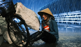 Hari Won dầm mưa suốt 6 tiếng đồng hồ, thuê cả xe bồn để quay cảnh khóc dưới mưa