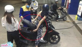 Đến trạm đổ xăng, cô gái ngồi yên trên xe máy để mặc cho nhân viên rơi vào tình huống 'khó xử'